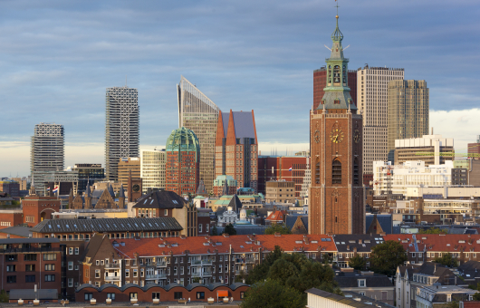 Skyline van Den Haag met de Grote Kerk op de voorgrond.