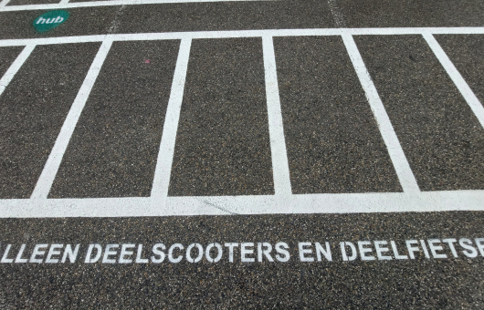 Hub_DenHaag_detail_deelvervoer_deelfiets_deelscooter. Foto Sophie Meyer