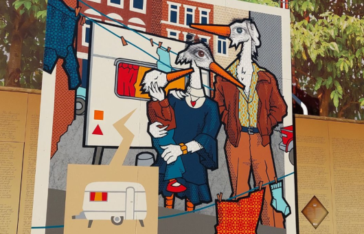 Geïnspireerd door de foto Frederick Linck in Haags Historisch Museum maakten kunstenaarsduo SOGO een typisch werk met stencils, patronen en natuurlijk de Haagse ooievaar.