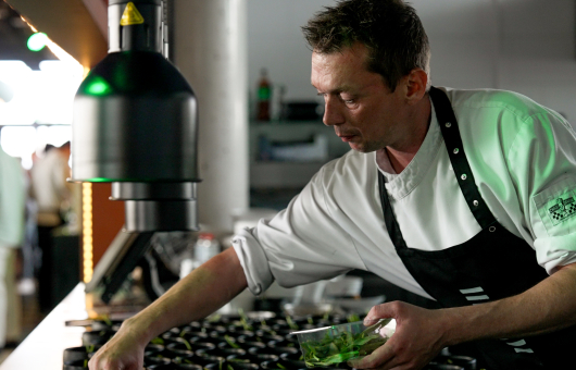 Chef bereidt gerechten in de keuken van EVE