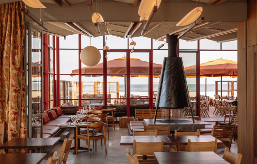 binnen bij hito beachclub gedeelte bij de haard