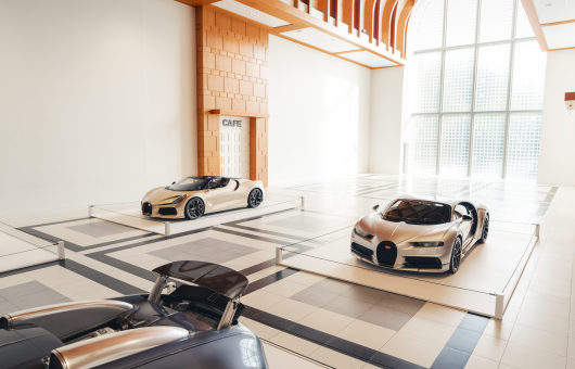 Twee Bugatti-auto's uitgestald in een moderne showroom