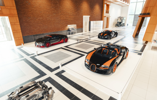 Verschillende Bugatti sportwagens in een museum.