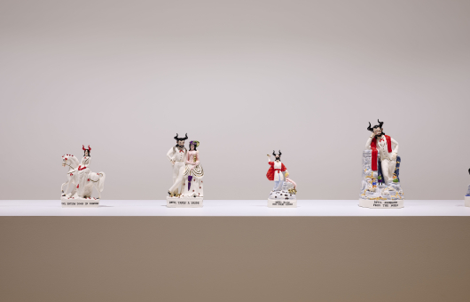 Vijf kleurrijke keramische beelden op een plint. Nick Cave, The Devil - A Life, 2020-2024, Collection museum Voorlinden © Antoine van Kaam