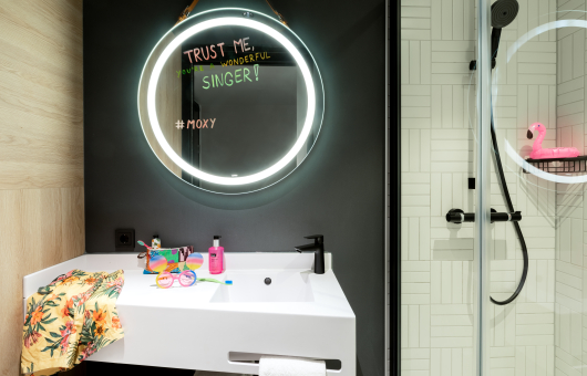 Moxy hotel The Hague badkamer