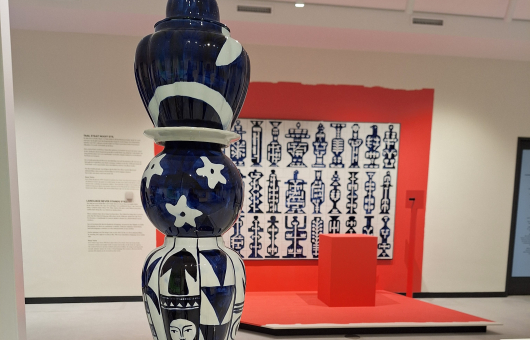 Ceramisch kunstobject met blauwe en witte patronen