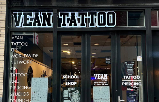 The entrance of Vean Tattoo showing opening hours and studio details.