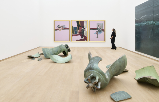 Bezoeker in galerie met beelden en schilderijen. © Antoine van Kaam