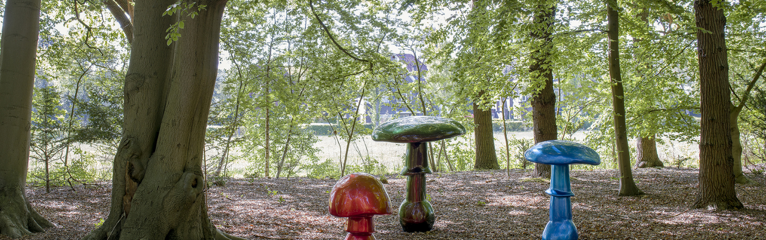 Kunstwerk Mushrooms door Sylvie Fleury in beeldentuin Clingenbosch Foto: Voorlinden Kunstwerk Mushrooms door Sylvie Fleury in beeldentuin Clingenbosch Foto: Voorlinden
