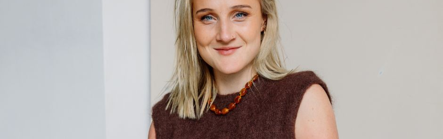 Eva Eikhout met een blije glimlach en een bruine trui. Foto: Roxy de Groot