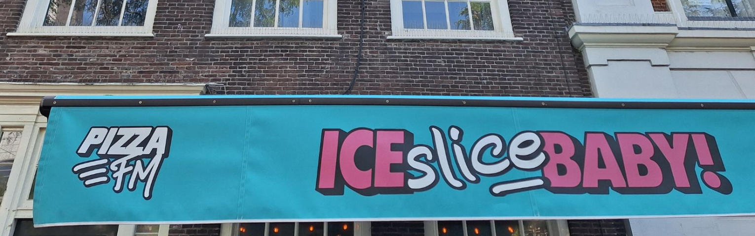 Gevel met luifel van de nieuwe Pizza FM op de Grote Markt in Den Haag