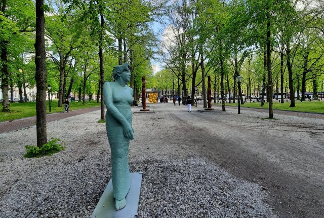 Sculpturen bomen schelpenpad Lange Voorhout Sculpturen bomen schelpenpad Lange Voorhout