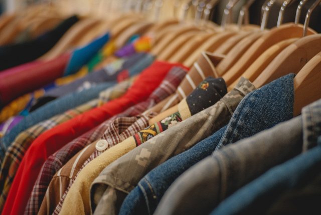 Vintage kleding aan een rek