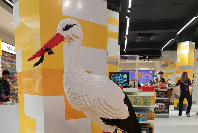 LEGO Ooievaar in LEGO Store Den Haag