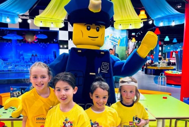 Kinderen en verkeerspolitie character Foto: LEGOLAND® Discovery Centre Scheveningen