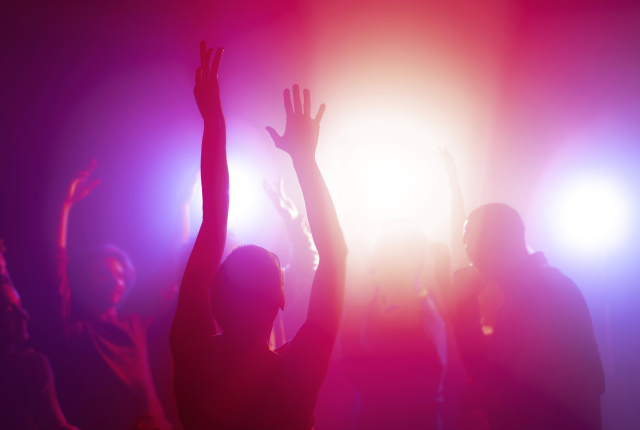 Mensen die dansen op de dansvloer