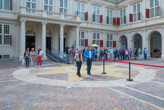 Deze zomer kunnen belangstellenden van 1 t/m 13 augustus Paleis Noordeinde en de Koninklijke Stallen bezoeken Deze zomer kunnen belangstellenden van 1 t/m 13 augustus Paleis Noordeinde en de Koninklijke Stallen bezoeken