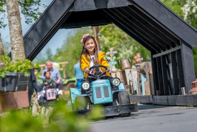 Beleef het leukste dagje uit bij Fien & Teun en ga op ontdekking door het themapark, vol leuke attracties, activiteiten en vrolijke parkshows.