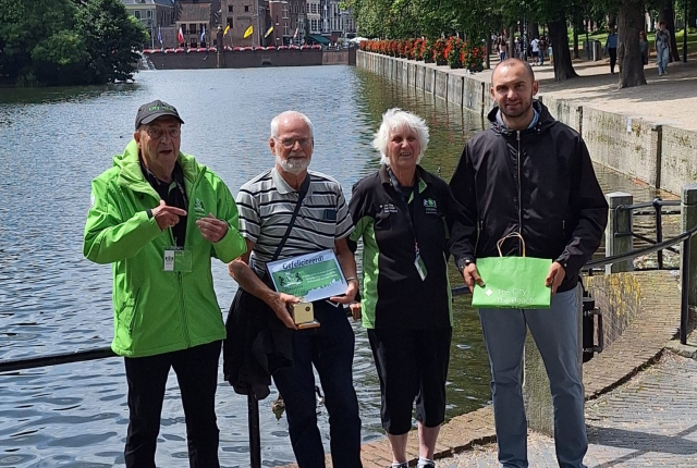 Foto van 4 mensen bij de Hofvijver