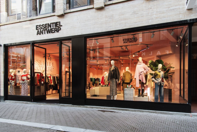 Etalage Essentiel Antwerp Noordeinde