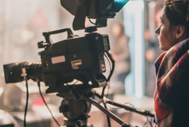 Filmset met vrouw achter camera