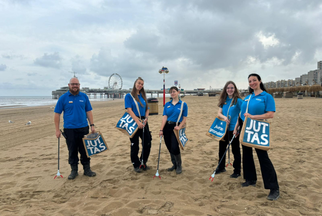 SEA LIFE Beach Cleanup Day team op strand Scheveningen SEA LIFE Beach Cleanup Day team op strand Scheveningen