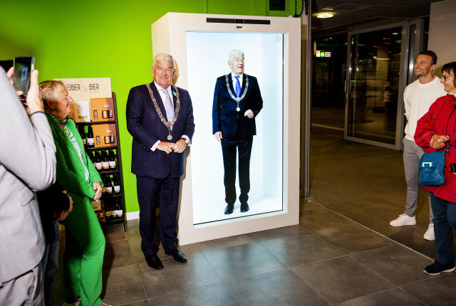 De burgemeester van Den Haag bij de Holobox