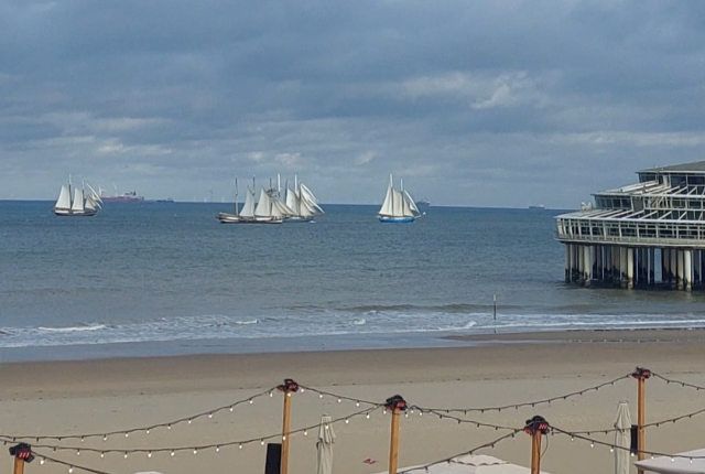 Tallship Scheveningen aan de kust met de Pier Tallship Scheveningen aan de kust met de Pier