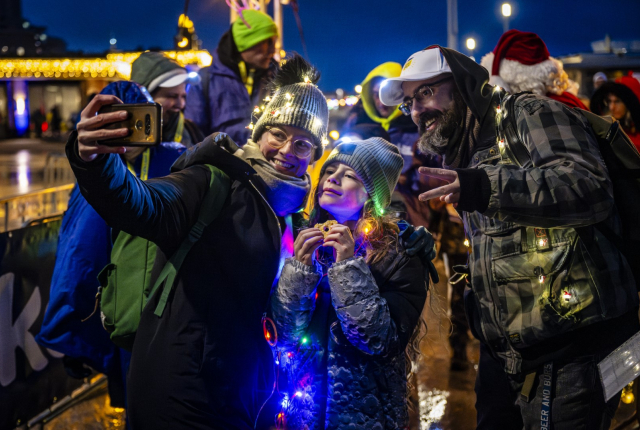 Scheveningen Light Walk met mensen gehuld in kerstlampjes.