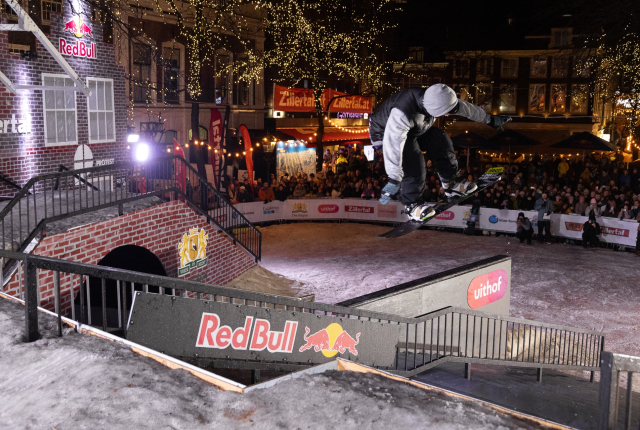 Rock A Rail event waar snowboarder tricks doet vanaf grote ramp 