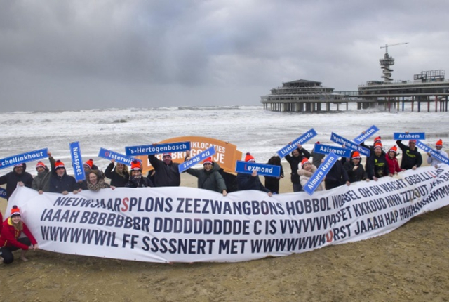Nieuwjaarsduik 2025 spandoek Scheveningen strand. Foto: Arie Kievit.