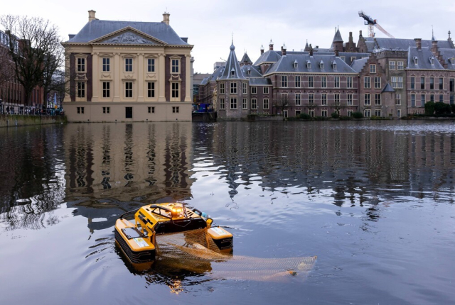 Gele robot maakt de Hofvijver schoon Gele robot maakt de Hofvijver schoon