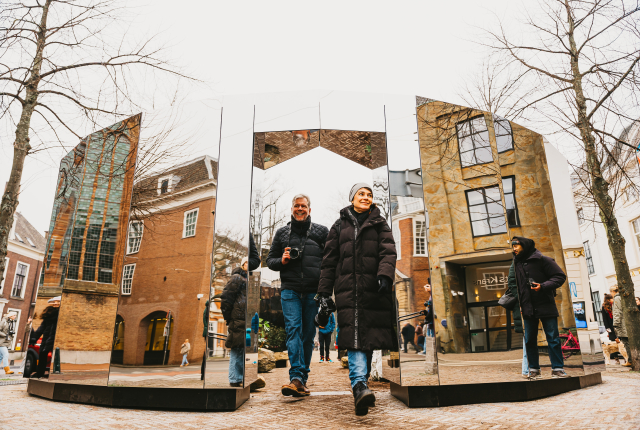 Spiegelende kunstinstallatie in het Museumkwartier