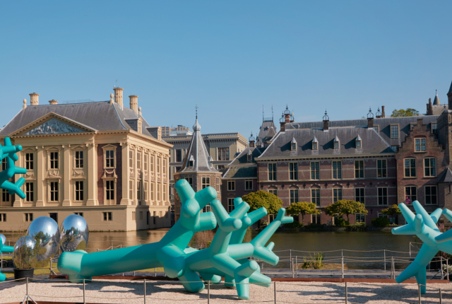 Den Haag Binnenhof met opblaasbare kunst ervoor. Foto: Ronald Smits