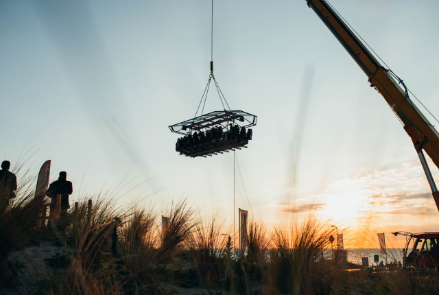 Dinerplatform zweeft in de lucht tijdens een zonsondergang (c) Jeremy Ziessen