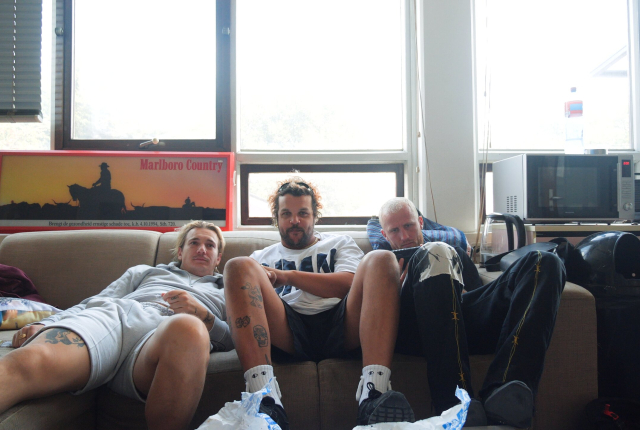 Goldband chillend op een bank in recordstudio Foto: Olivier S. Garcia