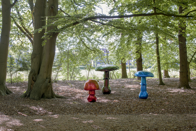 Kunstwerk Mushrooms door Sylvie Fleury in beeldentuin Clingenbosch Foto: Voorlinden
