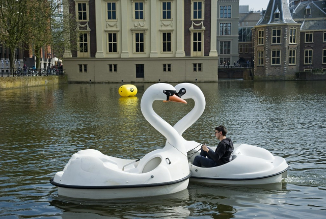 Waterfiets in de vorm van een zwaan op de Hofvijver in Den Haag