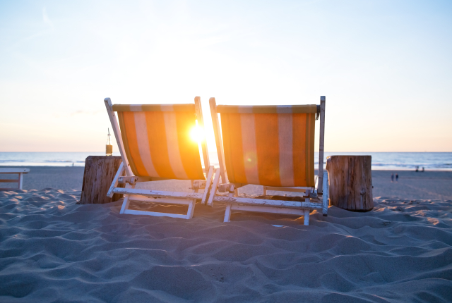Twee vrolijk gekleurde ligstoelen om heerlijk in te relaxen bij Strandpaviljoen Zuid op het stille strand