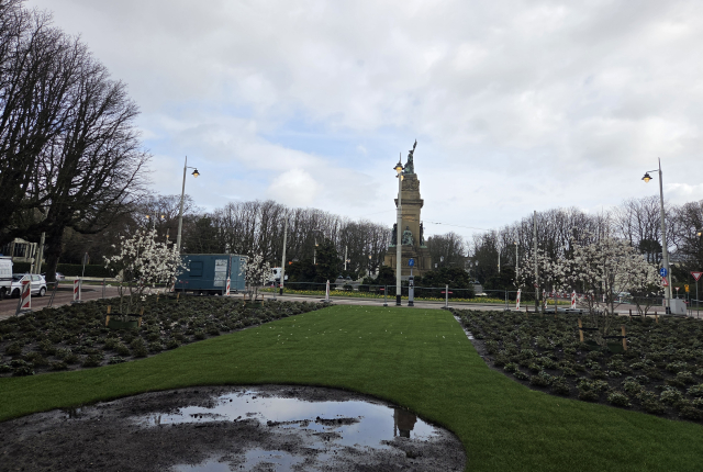 Plein 1813 vernieuwd met groen.