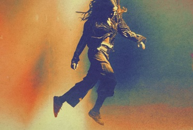 Iemand in een dynamische dansbeweging met kleurrijke achtergrond.