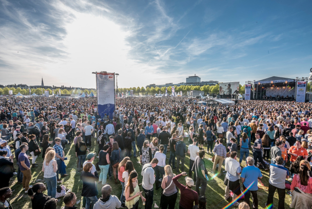 Mensen op het Malieveld tijdens Bevrijdingsfestival Den Haag