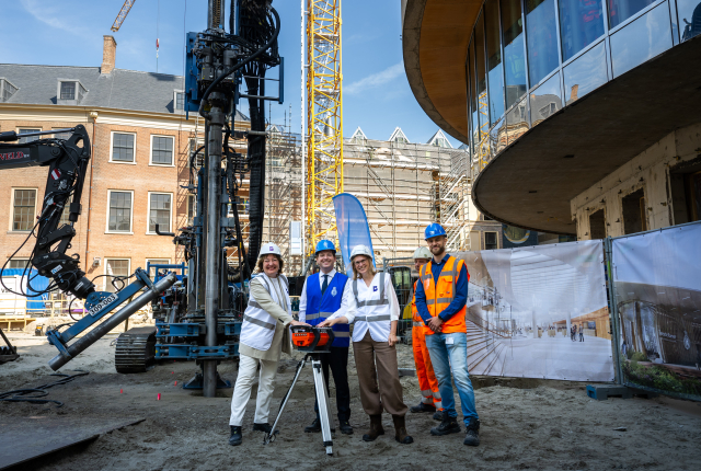 Persfoto voor de start publiekentree Binnenhof Den Haag. Copyright Binnenhofrenovatie/RVB Foto: Frank van Beek