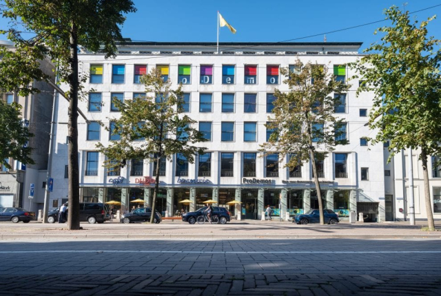 Modern gebouw met kleurrijke ramen en gevel, ProDemos.