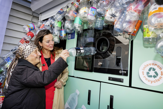 Haagse Markt statiegeldkramen. Foto: Guus Schoonewille