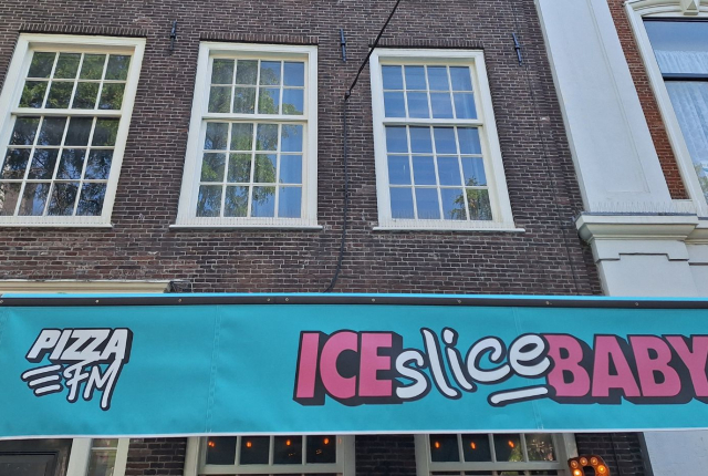 Gevel met luifel van de nieuwe Pizza FM op de Grote Markt in Den Haag