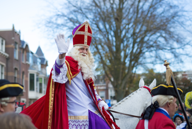 Sinterklaas op zijn witte paard in optocht