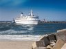 Cruiseboot die binnenvaart in de haven van Scheveningen