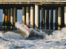 Surfer surft in Scheveningen