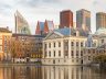 Mauritshuis aan Hofvijver met op de achtergrond de moderne skyline van Den Haag